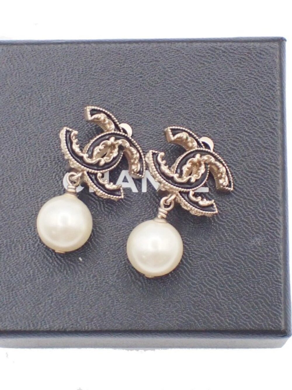 CHANEL CC Logo Immitation Pearl Swing Earrings Clip-on B13C Gold Italy 84RL895